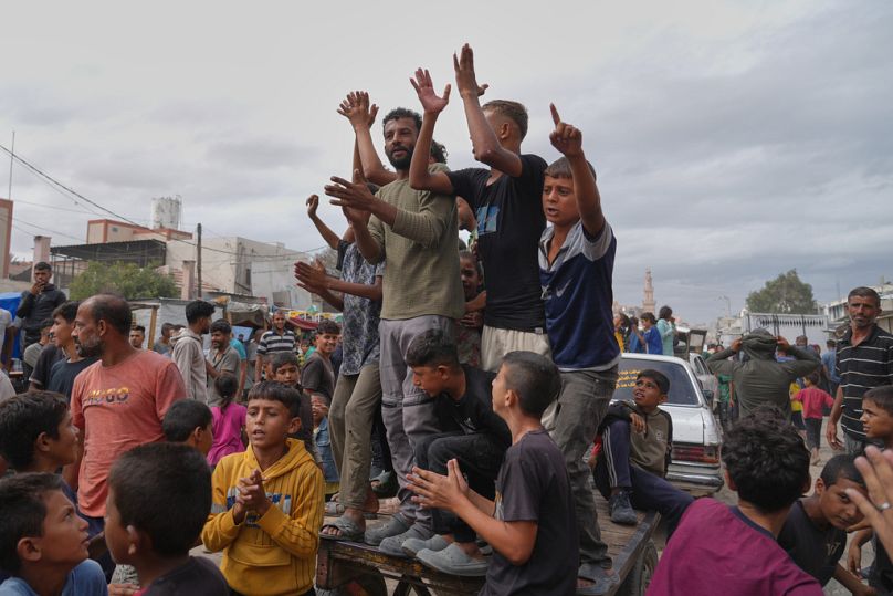 يحتفل الفلسطينيون عقب الإعلان عن موافقة إسرائيل وحماس على المرحلة الأولى من خطة السلام لوقف القتال، في خان يونس، 9 أكتوبر 2025