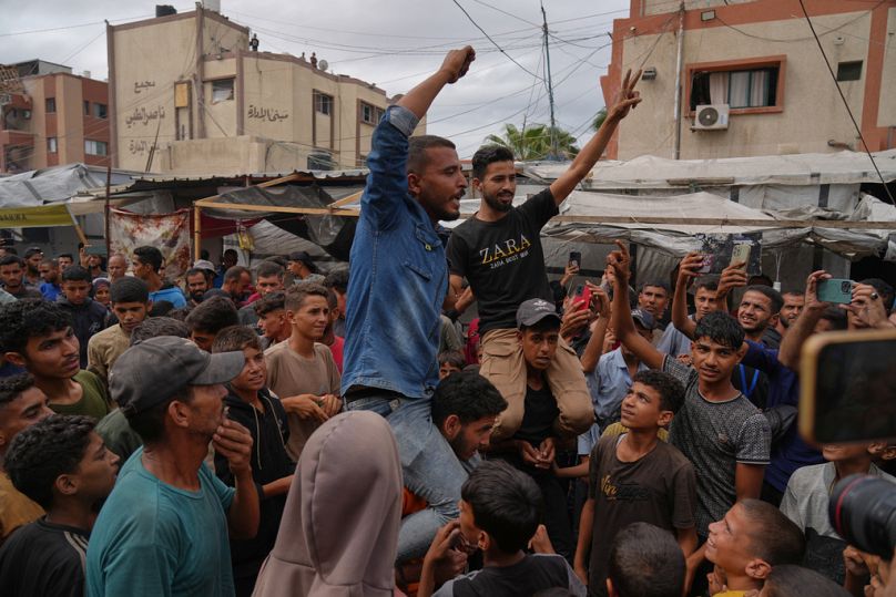 شبان فلسطينيون يهتفون فرحاً عقب اعلان الاتفاق بين حماس وإسرائيل على المرحلة الأولى من تنفيذ اتفاق السلام ووقف الحرب الخميس 9 اكتوبر 2025