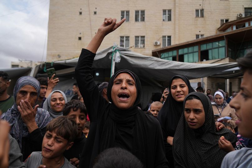 نساء فلسطينيات يحتفلن عقب اعلان الاتفاق بين حماس وإسرائيل عل المرحلة الأولى من خطة السلام لوقف القتال الخميس 9 أكتوبر 2025