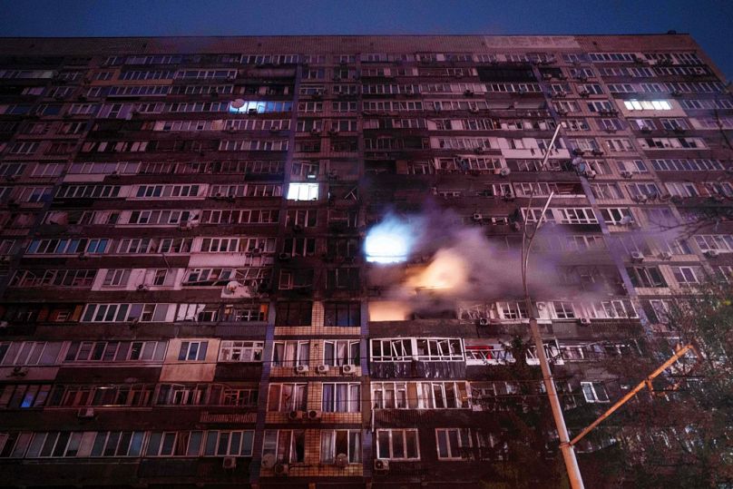 Жилой дом поврежден в результате российского удара по жилому району в Киеве, Украина, 10 октября 2025 года.