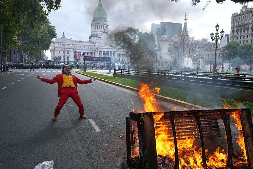 Un manifestante en Argentina hace 'cosplay' del personaje recientemente interpretado por Joaquín Phoenix