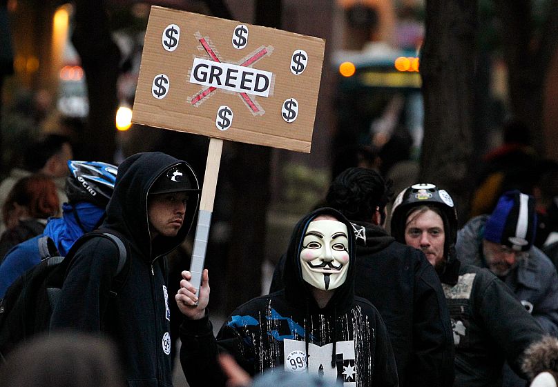 Un manifestante utiliza la máscara de Guy Fawkes, londinense que trató de hacer estallar el Parlamento de Londres, en una manifestación contemporánea