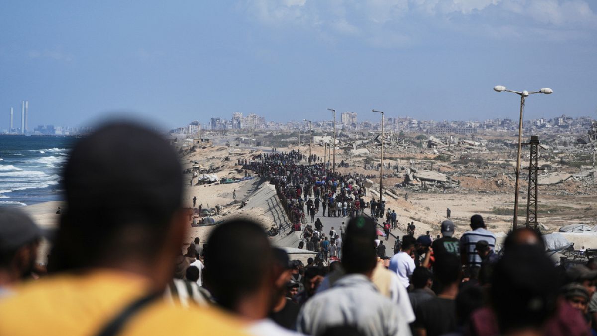 Milhares de palestinianos regressam ao que resta das suas casas após entrada em vigor do cessar-fogo