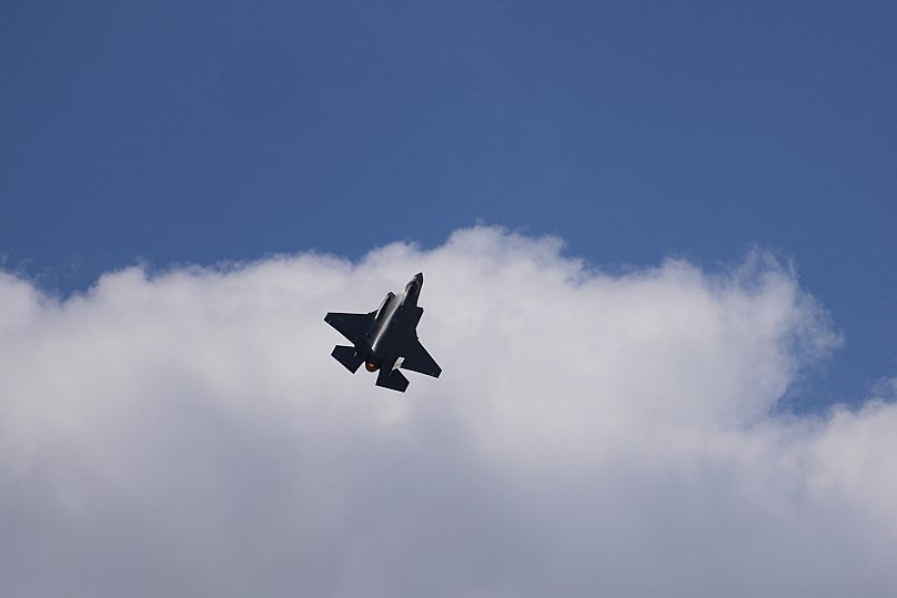 Um F35 Lockheed Martin voa a norte de Paris, 16 de junho de 2025 