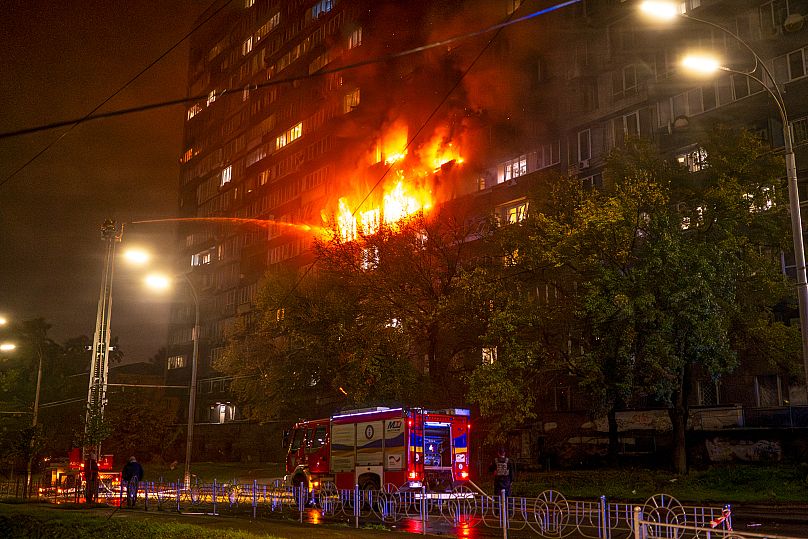 Προσωπικό των υπηρεσιών έκτακτης ανάγκης εργάζεται για την κατάσβεση πυρκαγιάς μετά από ρωσική επίθεση στο Κίεβο, 10 Οκτωβρίου 2025