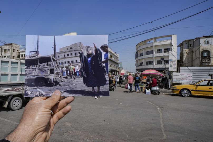صورة من موقع تفجير سيارة مفخخة أودى بحياة أكثر من مئة شخص ببغداد عام 2007، تُعرض في المكان نفسه بعد 20 عامًا على الغزو الأمريكي للعراق.