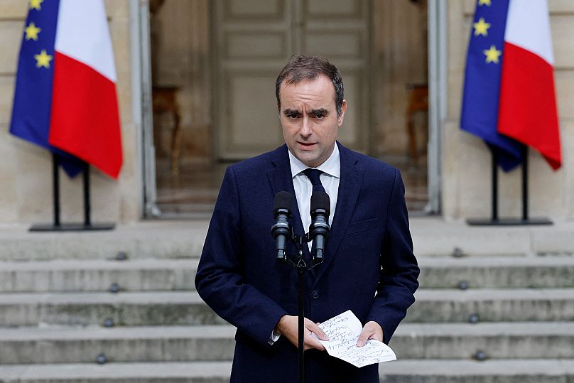 O primeiro-ministro cessante, Sébastien Lecornu, faz uma declaração no Hotel Matignon, em Paris, a 8 de outubro de 2025