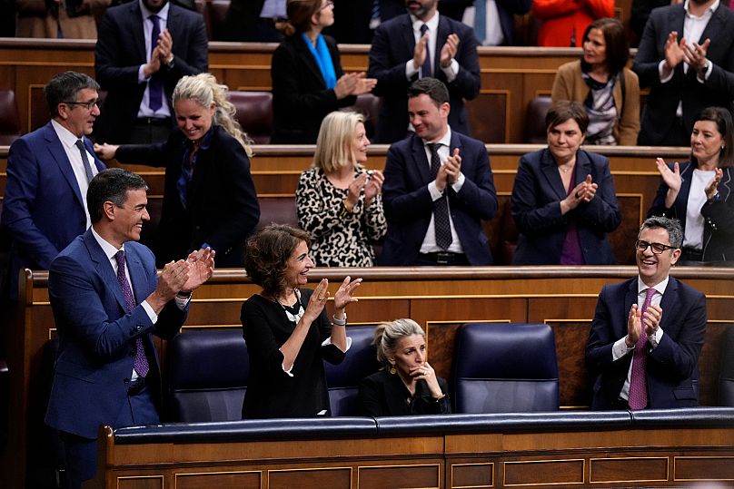 Au premier rang : le Premier ministre espagnol Pedro Sánchez (tout à gauche) et Félix Bolaños (tout à droite) au Parlement espagnol à Madrid, en Espagne, le jeudi 14 mars 2024