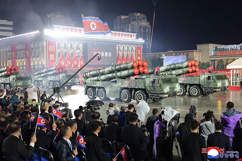 Las armas se exhiben durante el desfile militar que conmemora el 80º aniversario de la fundación del Partido de los Trabajadores, en Pyongyang, 10 de octubre de 2025