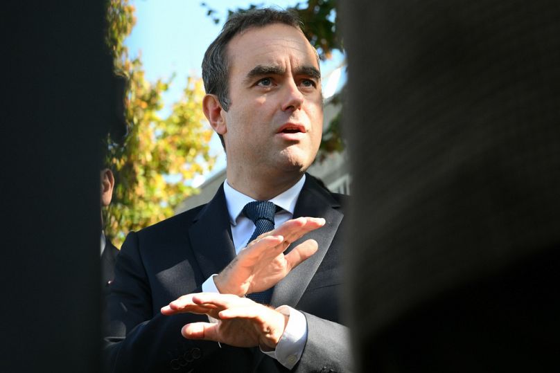 Le Premier ministre français reconduit dans ses fonctions, Sébastien Lecornu, s'entretient avec des journalistes lors de sa visite à L'Hay-les-Roses.