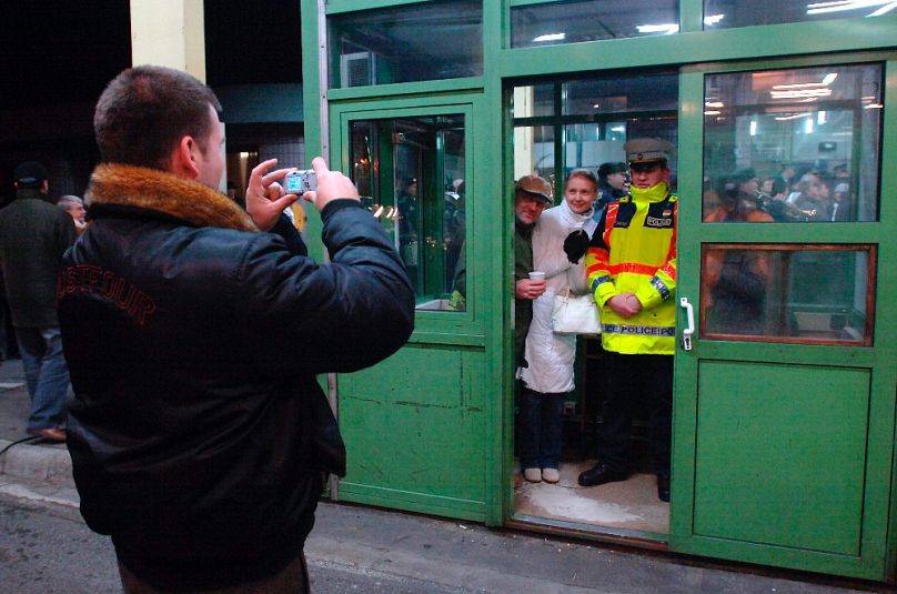 Szuvenírfotó a megszűnő hegyeshalmi határátkelőhelyen, 2007 decemberében