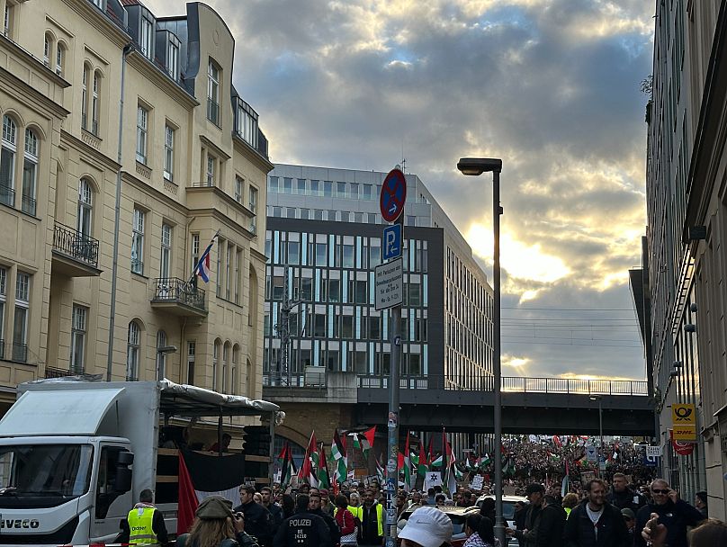 Rund 14.000 Menschen waren unterwegs bei der Pro-Palästina Demonstration, die durch Berlin-Mitte führte.