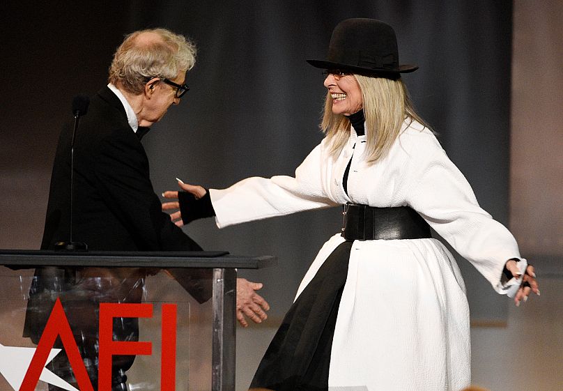 FILE - Woody Allen filmrendező (balra) köszönti Diane Keaton színésznőt a színpadon, hogy átadja neki a 45. AFI Life Achievement Awardot 2017. június 8-án Los Angelesben. (Fotó: Chri