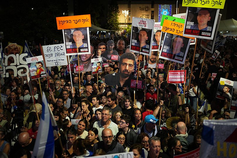 La gente partecipa a una manifestazione a sostegno degli ostaggi rapiti da Hamas, in una piazza nota come piazza degli ostaggi, a Tel Aviv, Israele, sabato 11 ottobre 2025.