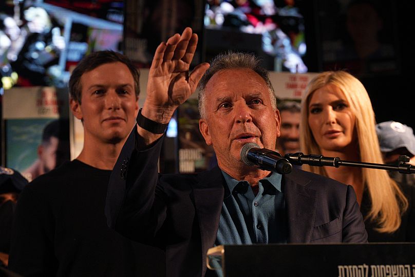 L'inviato speciale degli Stati Uniti in Medio Oriente Steve Witkoff parla durante una manifestazione a sostegno degli ostaggi rapiti da Hamas a Tel Aviv, in Israele, sabato 11 ottobre 2025.