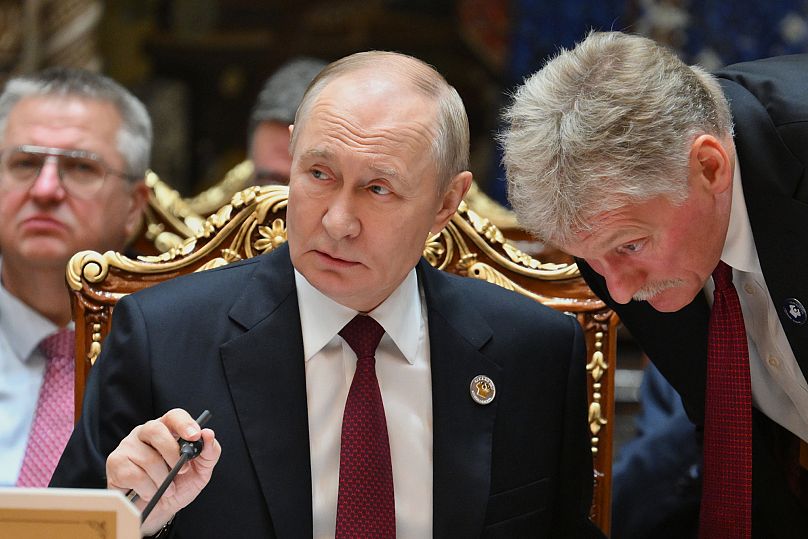 Президент России Владимир Путин и его пресс-секретарь Дмитрий Песков