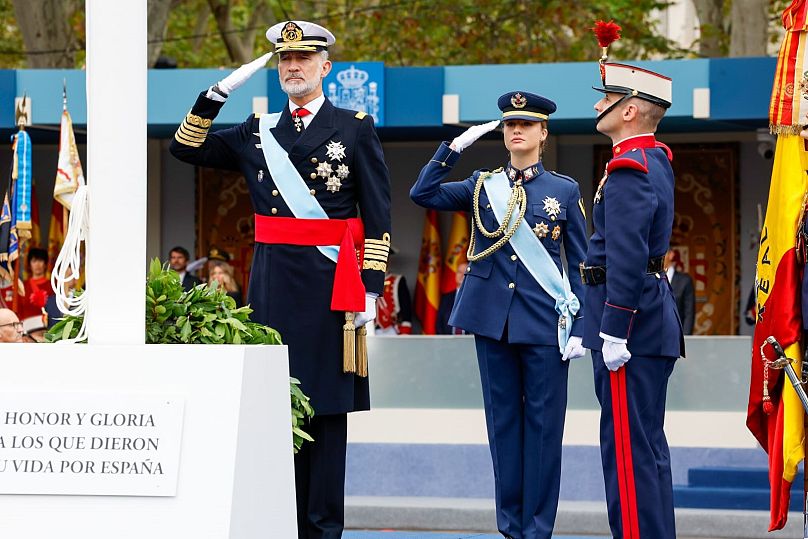 El Rey y la Princesa saludando durante el homenaje a los caídos, 12 de octubre de 2025.