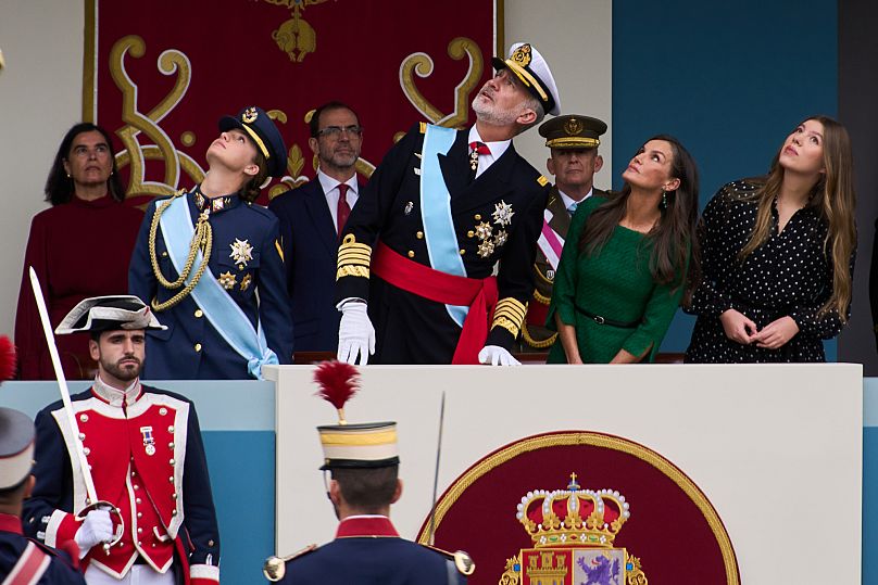 La princesa Leonor, los Reyes y la infanta Sofía miran al cielo por el paso de la Formación Mirlo, 12 de octubre 2025