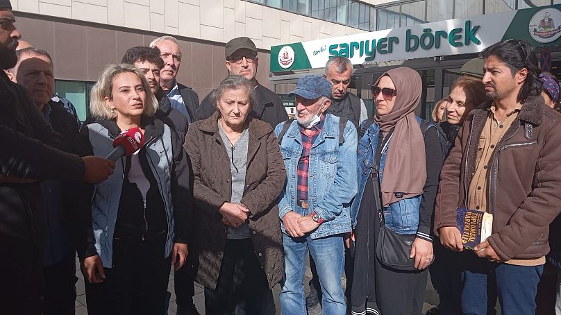 Tosun'un ailesi ve dostları hastane önünde basın açıklaması yaptı.