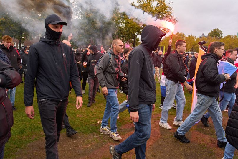 Des manifestants anti-immigration défilent lors d'une manifestation à Amsterdam, aux Pays-Bas, le dimanche 12 octobre 2025, à l'approche des élections du 29 octobre.