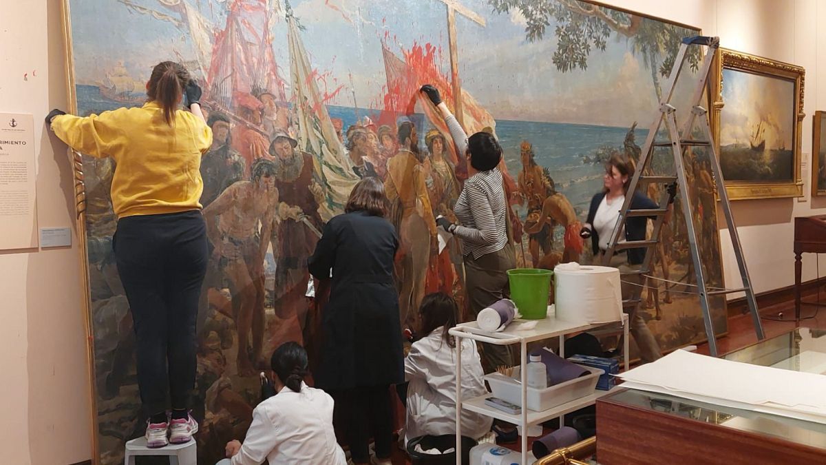 Deux activistes arrêtés pour avoir jeté de la peinture sur un tableau de Christophe Colomb au musée naval de Madrid