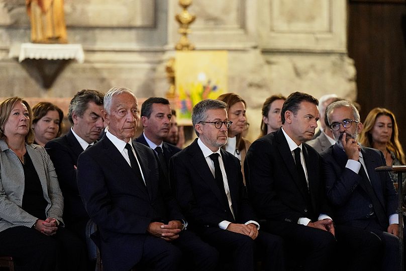 Marcelo Rebelo de Sousa elnök, Carlos Moedas főpolgármester, Luis Montenegro miniszterelnök, Paulo Rangel külügyminiszter a lisszaboni katasztrófa áldozatainak gyászmiséjén