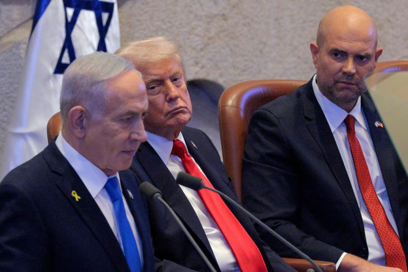 يتحدث رئيس الوزراء الإسرائيلي بنيامين نتنياهو أمام الكنيست، إلى جانب الرئيس دونالد ترامب وأمير أوهانا، رئيس الكنيست الإسرائيلي، يوم الاثنين 13 أكتوبر 2025 