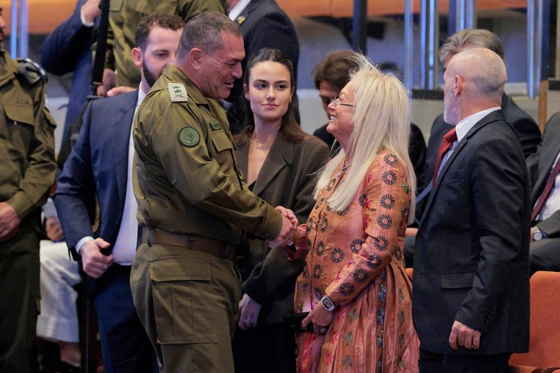 رئيس الأركان الإسرائيلي إيال زامير يتحدث مع ميريام أدلسون قبيل خطاب الرئيس الأمريكي دونالد ترامب في الكنيست الإسرائيلي، في 13 أكتوبر 2025.