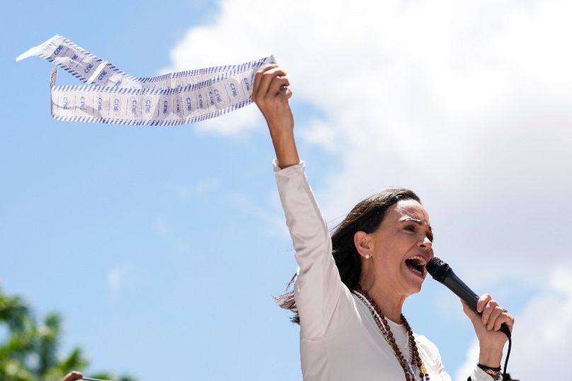 María Corina Machado az elcsalt szavazólapokat lobogtatta egy hónappal a vitatott elnökválasztás után Caracasban, 2024 augusztusában