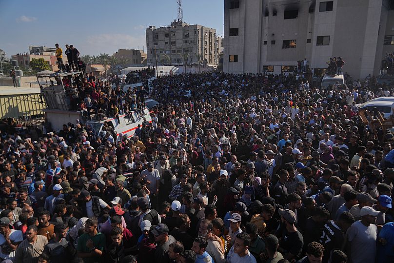 Des personnes se rassemblent pour accueillir les prisonniers palestiniens libérés dans la bande de Gaza, le 13 octobre 2025.