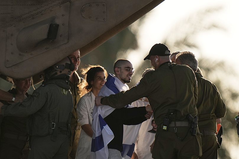 Rom Breslavski, un otage israélien libéré de la bande de Gaza, descend d'un hélicoptère au centre médical Sheba de Ramat Gan, le 13 octobre 2025.