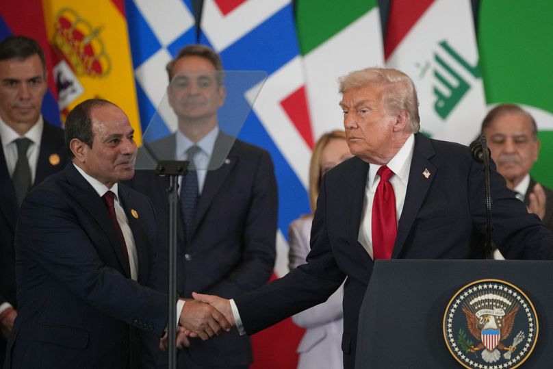 الرئيس الأمريكي دونالد ترمب يصافح الرئيس المصري عبد الفتاح السيسي خلال قمة السلام الدولية حول غزة في شرم الشيخ، الإثنين 13 أكتوبر 2025.