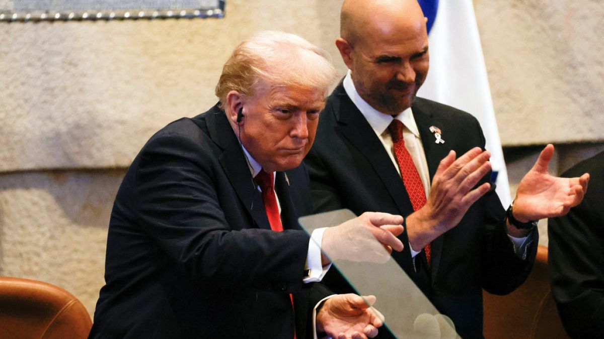Donald Trump ovationné à la Knesset, face à des difficultés aux États-Unis