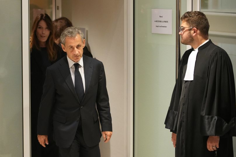 الرئيس الفرنسي السابق نيكولا ساركوزي يغادر برفقة زوجته كارلا بعد صدور حكم بسجنه خمس سنوات في باريس.