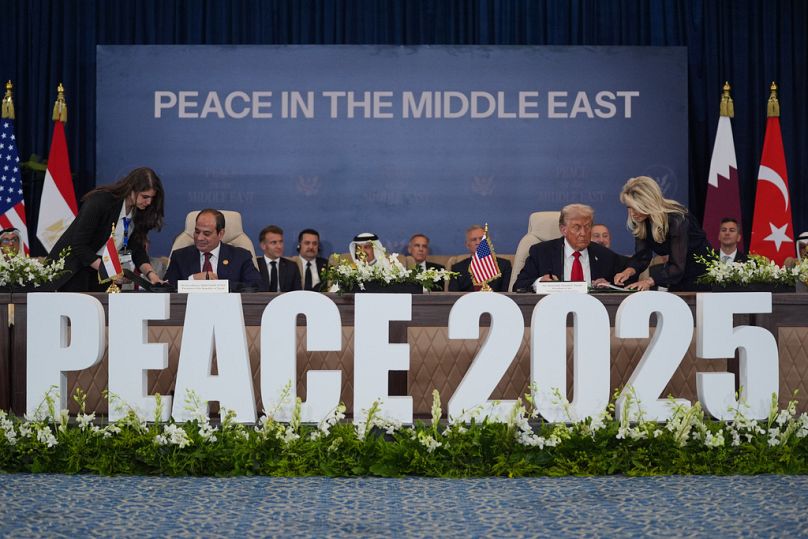 ABD Başkanı Donald Trump, Mısır Cumhurbaşkanı Abdülfettah El Sisi, Gazze'nin geleceğine yönelik belgeyi imzalarken, 13 Ekim 2025