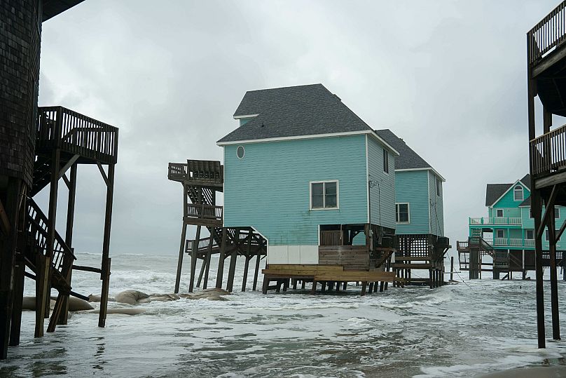 Des maisons menacées d'effondrement après une tempête, le lundi 13 octobre 2025, à Buxton, en Caroline du Nord
