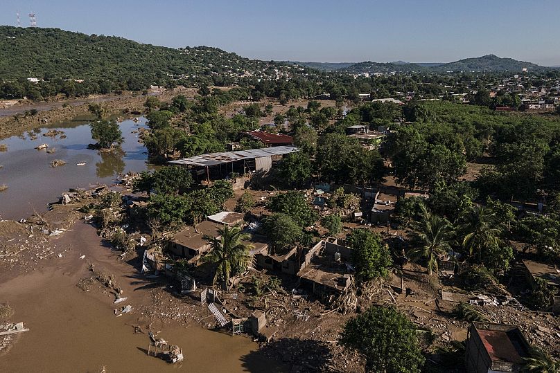 Des maisons endommagées après les inondations à Poza Rica, dans l'État de Veracruz, au Mexique, le dimanche 12 octobre 2025