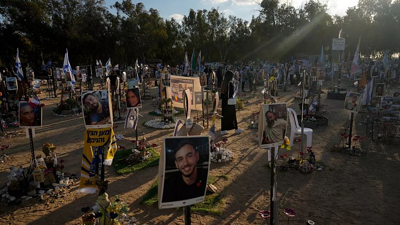 Des personnes se rendent sur le lieu du festival de musique Nova, où des centaines de fêtards ont été tués et enlevés par le Hamas et emmenés à Gaza. 7 octobre 2024.