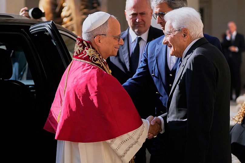 Le président italien Sergio Mattarella, accueille le pape Léon XIV à son arrivée au palais présidentiel du Quirinal à Rome.