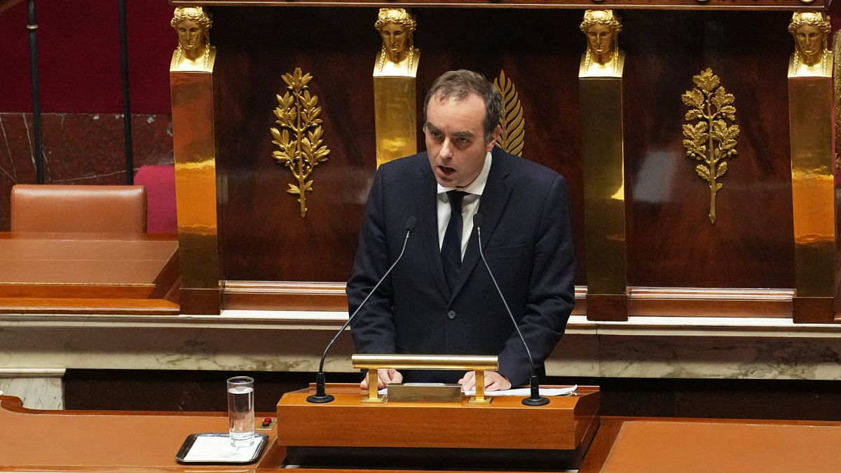 Primeiro-ministro francês propõe suspender lei sobre a idade da reforma até às eleições de 2027