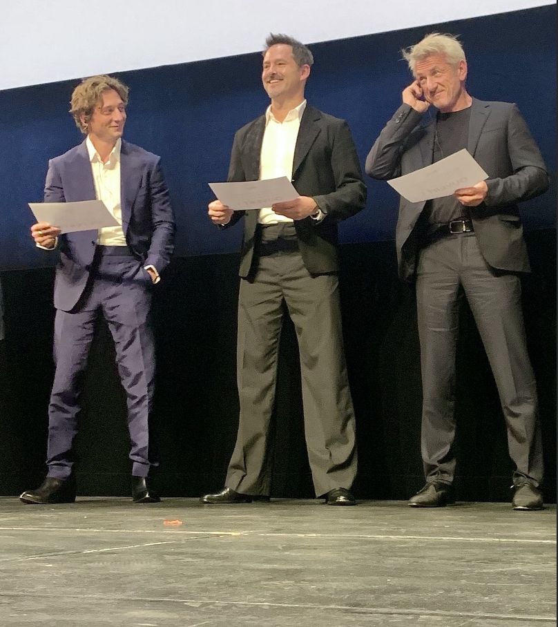 Sean Penn en compagnie du réalisateur Scott Cooper (milieu) et l'acteur Jeremy Allen White, le 11 octobre 2025 à Lyon
