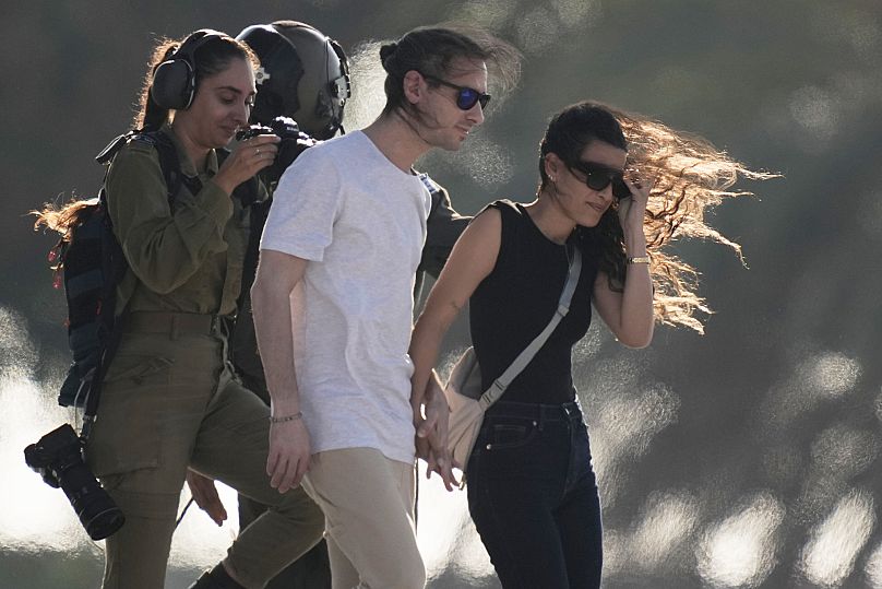 Ariel Cunio, un rehén israelí liberado de la Franja de Gaza, baja de un helicóptero en el Centro Médico Sheba en Ramat Gan, Israel, el 13 de octubre de 2025. 