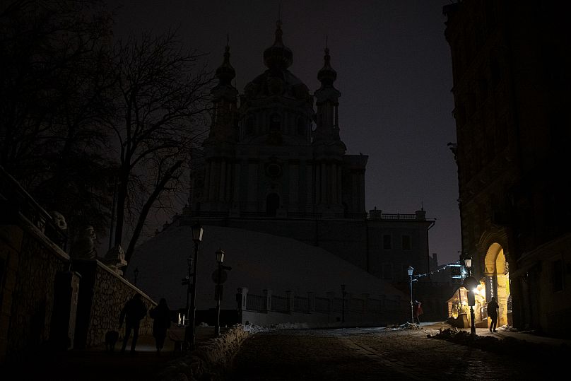 Une frappe de roquette russe provoque une panne d'électricité dans le centre de Kyiv, le 23 novembre 2022
