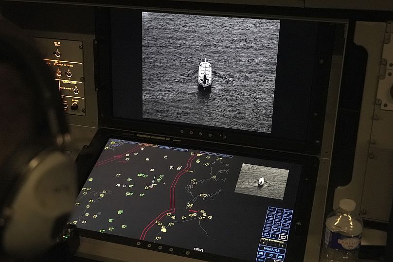 Membres d'équipage à bord d'un avion de surveillance Atlantique 2 de la marine française patrouillant au-dessus de la mer Baltique, le 23 janvier 2025