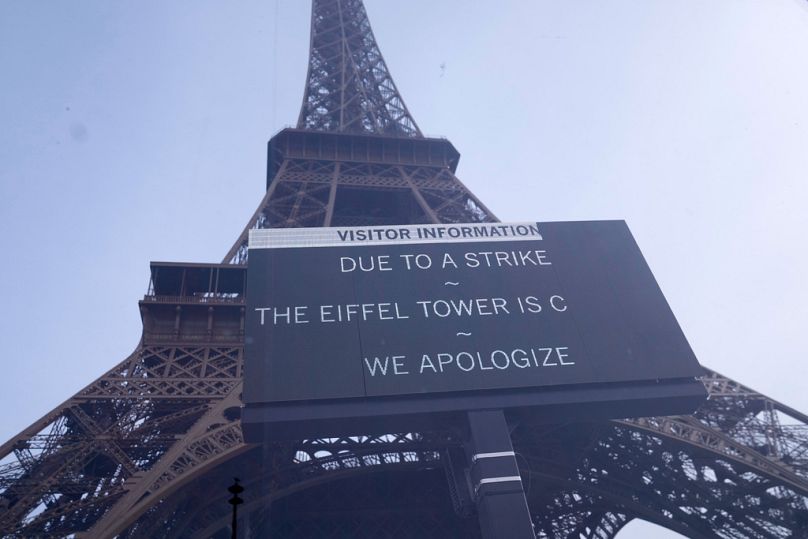 Placa na Torre Eiffel encerrada durante uma ronda de greves e protestos para denunciar cortes nos gastos públicos em França, a 2 de outubro.