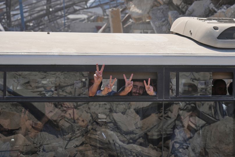 استقبل الفلسطينيون الأسرى المفرج عنهم من السجون الإسرائيلية عند وصولهم إلى خان يونس جنوب غزة، الاثنين 13 أكتوبر 2025.