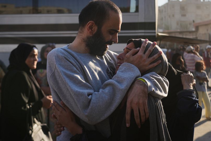 استقبل الفلسطينيون الأسرى المفرج عنهم من السجون الإسرائيلية عند وصولهم إلى خان يونس جنوب غزة، الاثنين 13 أكتوبر 2025.