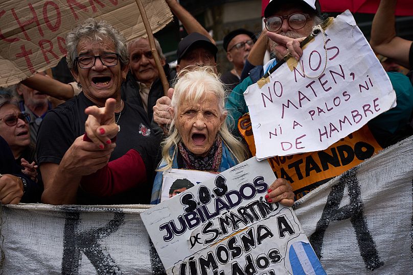 Ludzie skandują antyrządowe hasła podczas demonstracji na rzecz lepszych emerytur przed budynkiem Kongresu w Buenos Aires, 4 kwietnia 2025 r.