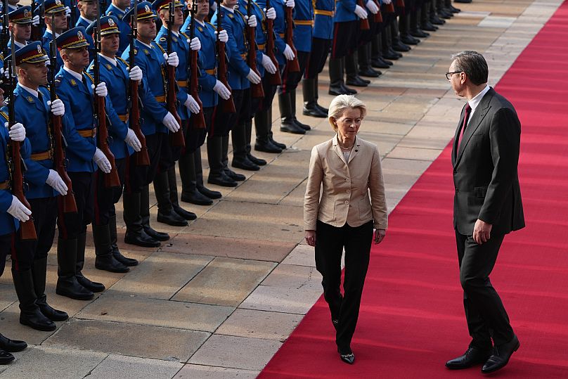 Die Präsidentin der Europäischen Kommission Ursula von der Leyen besichtigt die Ehrengarde mit dem serbischen Präsidenten Aleksandar Vučić in Belgrad, 15. Oktober 2025