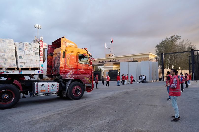 Camiões que transportam ajuda humanitária entram na passagem de Rafah entre o Egito e Gaza, na sequência de um acordo entre Israel e o Hamas sobre um cessar-fogo